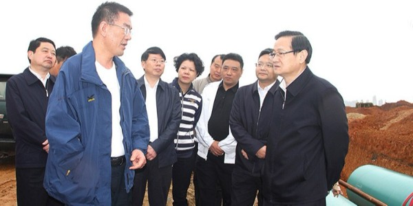 市委书记易炼红莅临我公司管道安装项目督察指导
