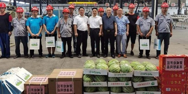 炎炎烈日送清凉|望城经开区领导慰问J9集团技术
管业一线工人